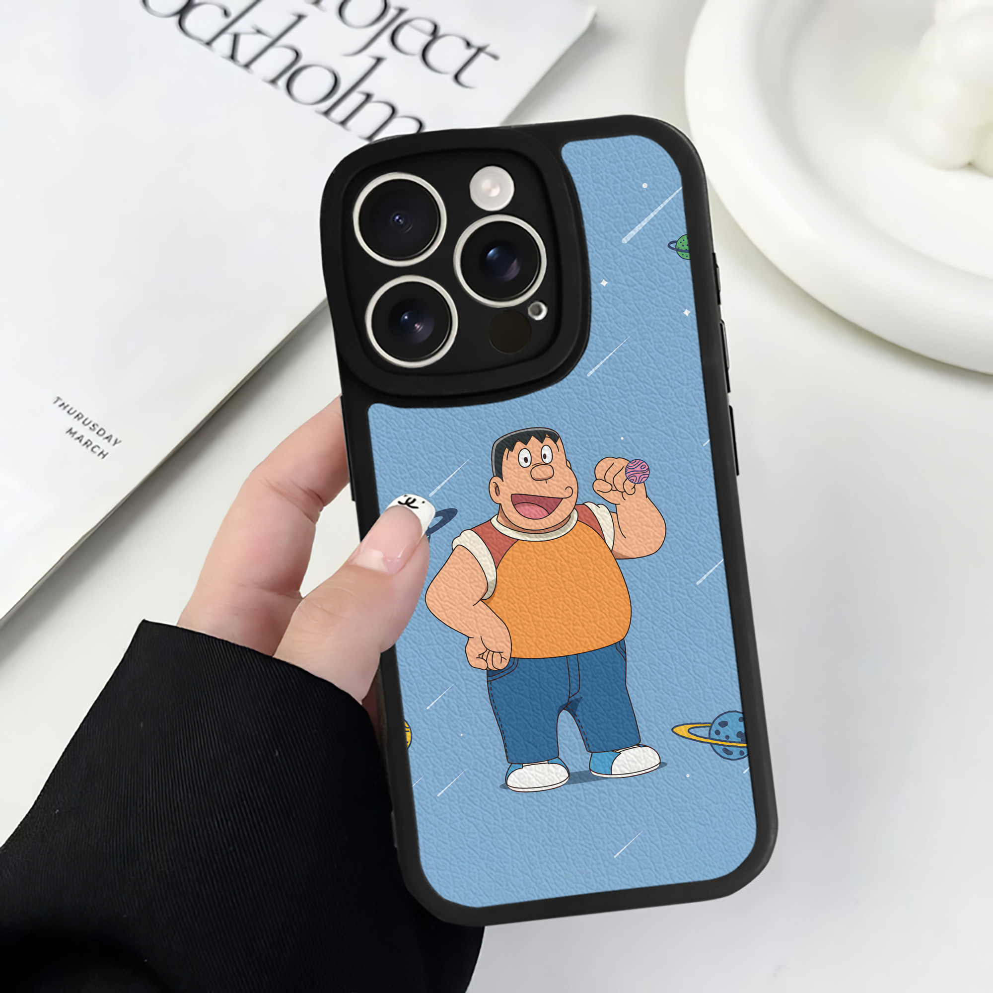 （画像用） ドラえもん Doraemon 【iPhone 16シリーズ対応】シリコンスマホケース（レザー調） 材質：シリコン